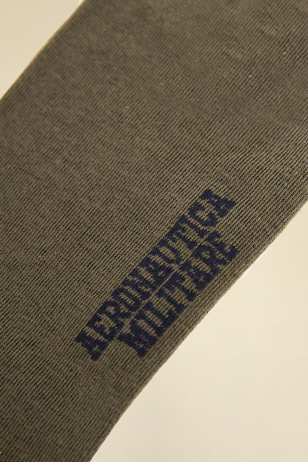 Grüne dreifarbige Pfeilsocken