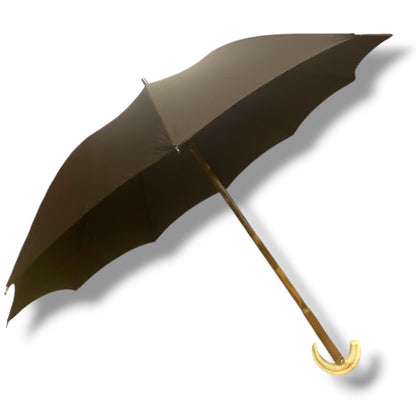 Regenschirm aus Schafshorn mit Kastanienholzgriff und 10 Fiberglasstreben, handgefertigt von Domizio Umbrellas seit 1989, hergestellt in Italien