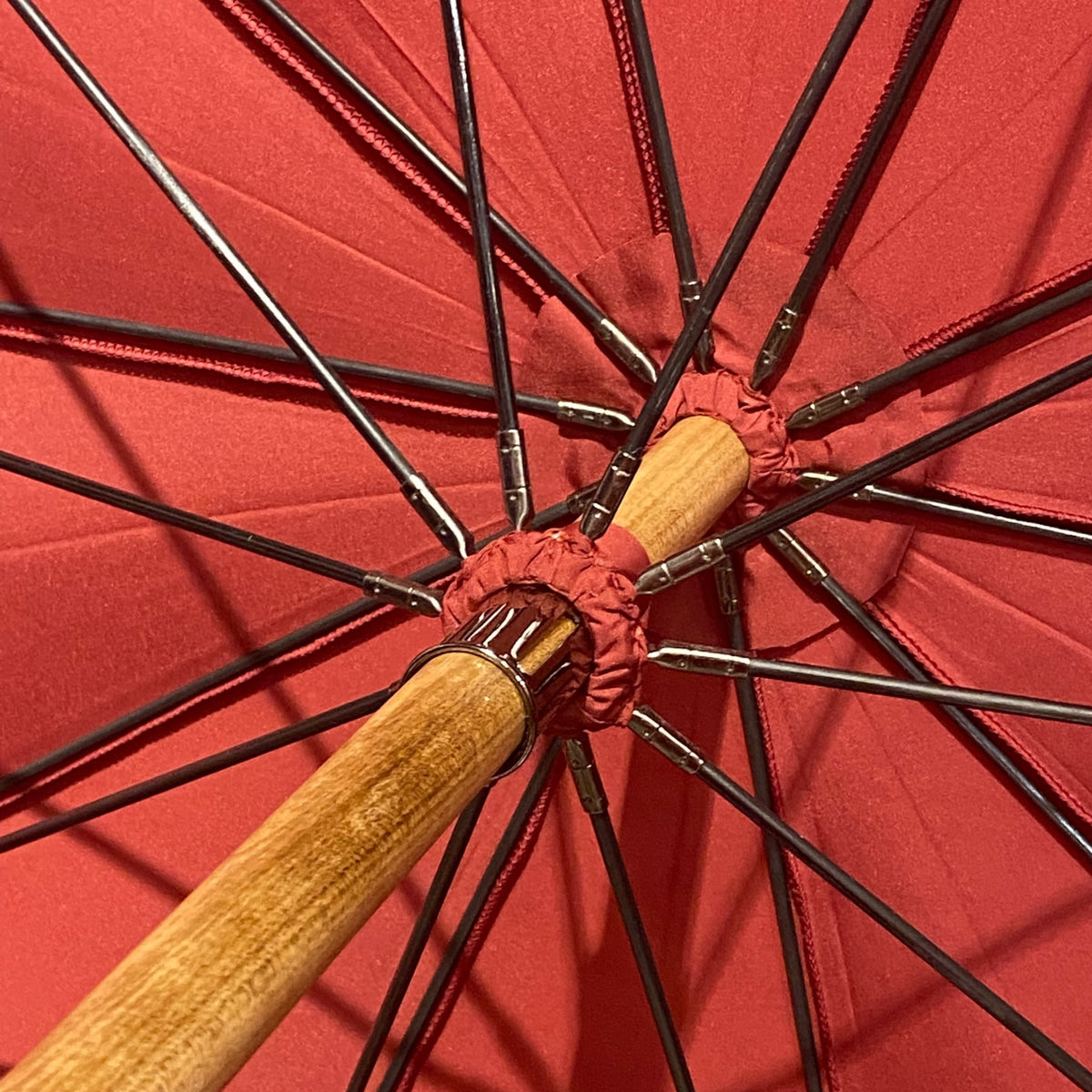 Regenschirm mit Bambusgriff auf einem Schwanenhalsstiel mit 10 Streben. Handgefertigt von Ombrelli Domizio seit 1989. Hergestellt in Italien.