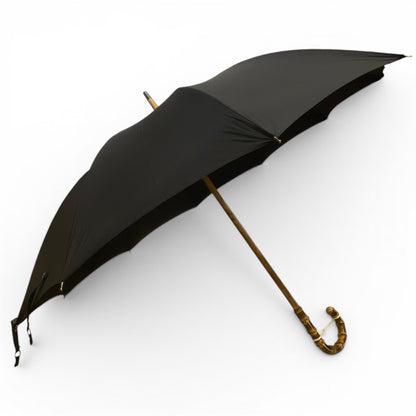 Regenschirm mit Bambusgriff auf einem Schwanenhalsstiel mit 10 Streben. Handgefertigt von Ombrelli Domizio seit 1989. Hergestellt in Italien.