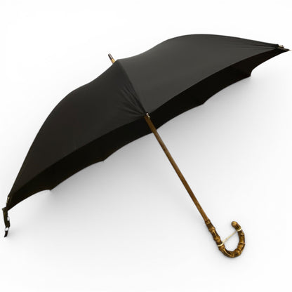 Regenschirm mit Bambusgriff auf einem Schwanenhalsstiel mit 10 Streben. Handgefertigt von Ombrelli Domizio seit 1989. Hergestellt in Italien.