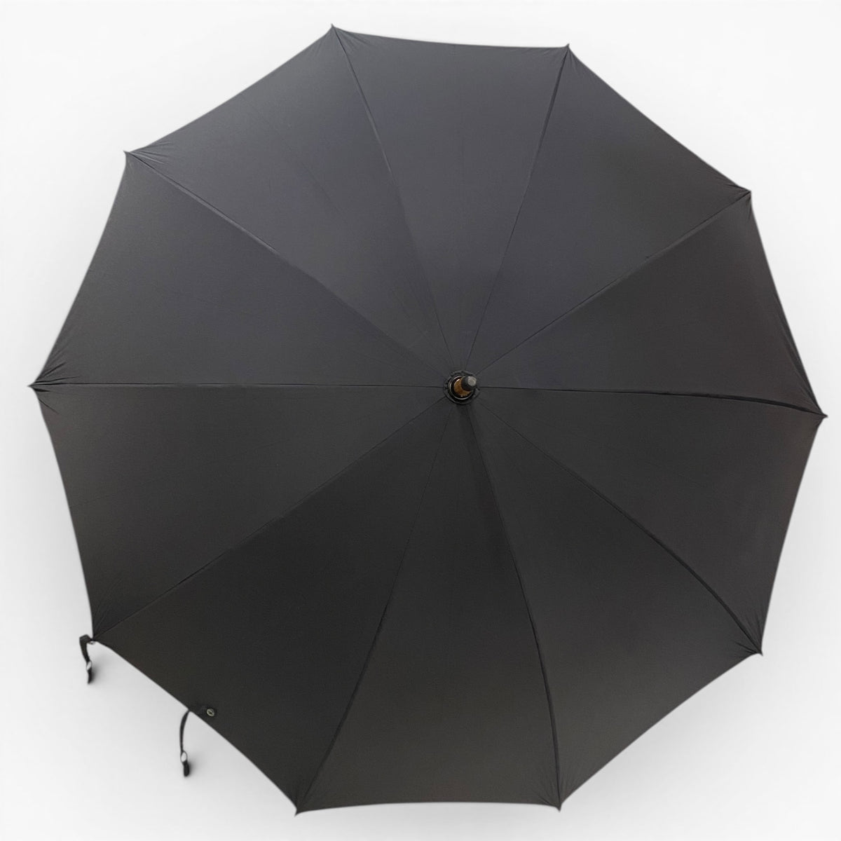 Regenschirm mit Bambusgriff auf einem Schwanenhalsstiel mit 10 Streben. Handgefertigt von Ombrelli Domizio seit 1989. Hergestellt in Italien.
