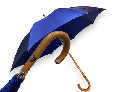 Klassischer Unisex-Regenschirm in glänzendem Blau mit einem Griff aus Malakka-Rohr. Handgefertigt von Ombrelli Domizio seit 1989. Hergestellt in Italien.
